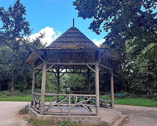 Le lac de Gravelle et le kiosque