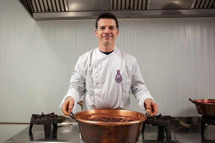 Discussions and tastings with an artisan who makes homemade jams