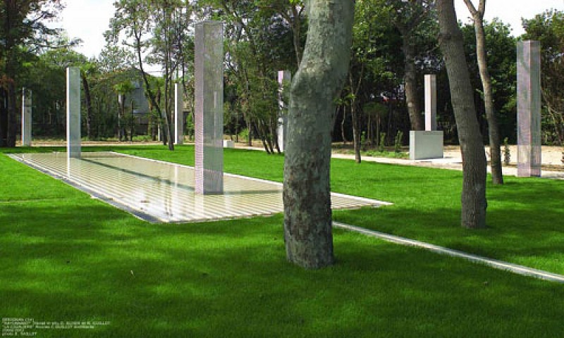 RAYONNANT "TRAVAIL IN SITU" DE DANIEL BUREN