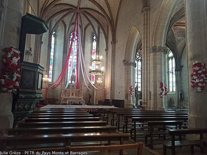 Vue sur le choeur gothique et ses vitraux