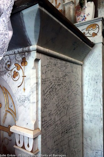 Autel à l'intérieur de l'église Sainte-Anne, "tagué" de graffitis adressés à sainte Anne