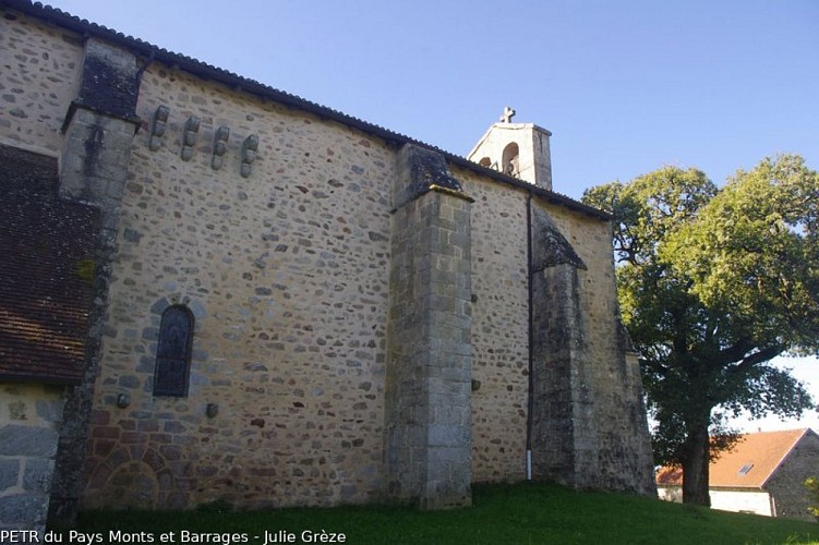 Façade nord de l'église Sainte-Anne présentant des traces de fortification