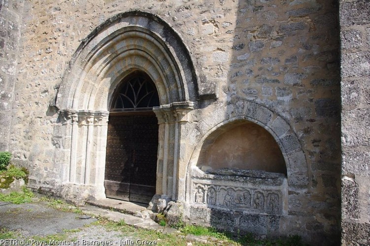 Portail d'entrée et enfeu de l'église de Sainte-Anne