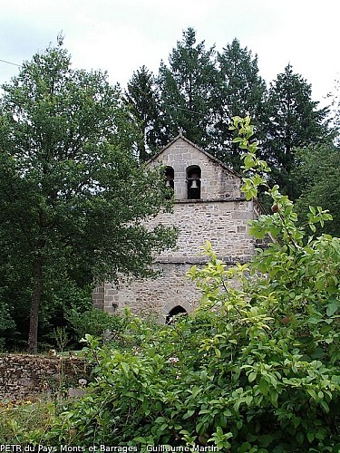 Façade ouest de l'église de Saint-Priest-les-Vergnes (visible depuis le jardin, privé)