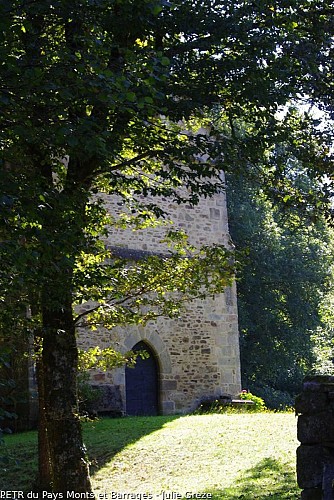 Vue sur l'église (privée) de Saint-Priest-les-Vergnes
