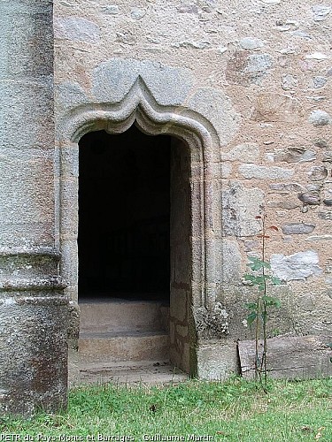Porte sud de l'église de Saint-Priest-les-Vergnes e l'église de Saint-Priest-les-Vergnes (visible depuis le jardin, privé)