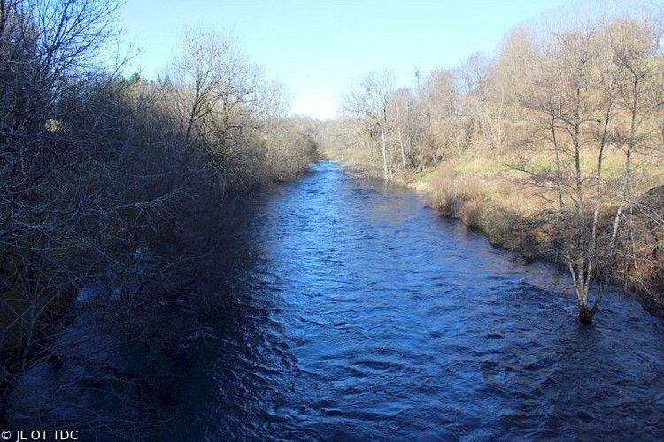 Chemin au bord de la Vézère