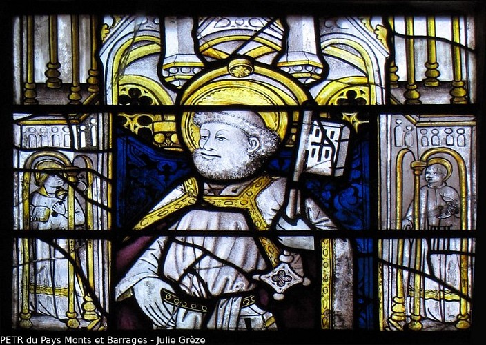 Détail d'un vitrail du XVe siècle (choeur de la collégiale d'Eymoutiers) : saint Pierre
