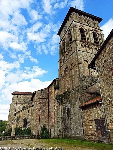 Vue sur la collégiale et son clocher depuis la Place du Chapitre (derrière l'église)
