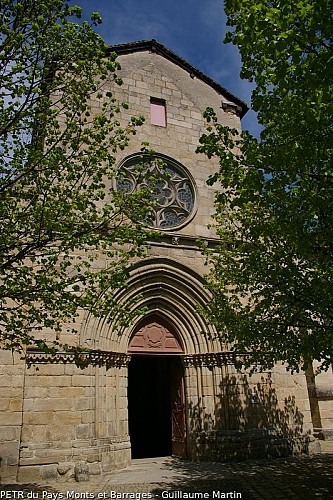 Entrée de la collégiale Saint-Etienne d'Eymoutiers par le portail gothique
