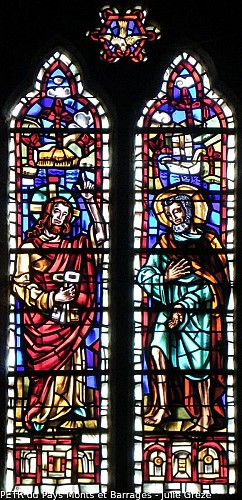 Vitrail de Francis Chigot (1949), au fond à gauche : saint Pierre prêt à recevoir les clefs du Paradis de la part du Christ