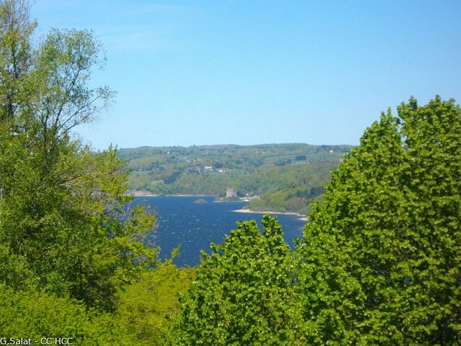 The lake of Bort and the Chateau de Val
