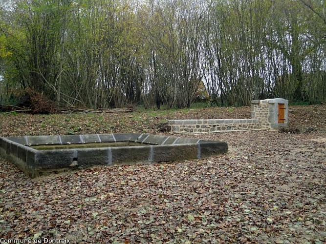 Dontreix - Lavoir fontaine de Pérol