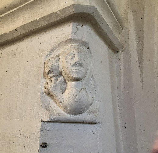 Gargouille à l'intérieur de l'église