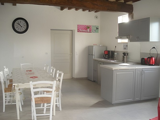 Chez Hubert Verhaest à Moyaux Salle et coin cuisine