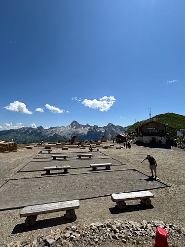 Pétanque : terrain au sommet du mont Lachat
