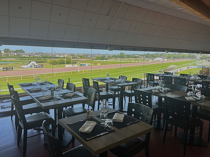 partie estrade - Le Yearling Saint-Malo