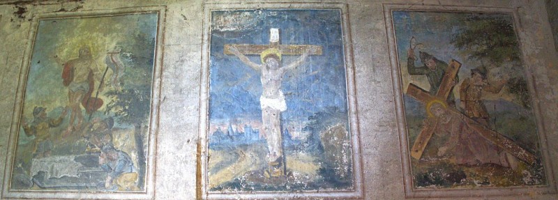 Fresques des mystères douloureux et glorieux. Avec de droites à gauche: le portement de croix, la crucifixion et la résurrection (mystère glorieux)