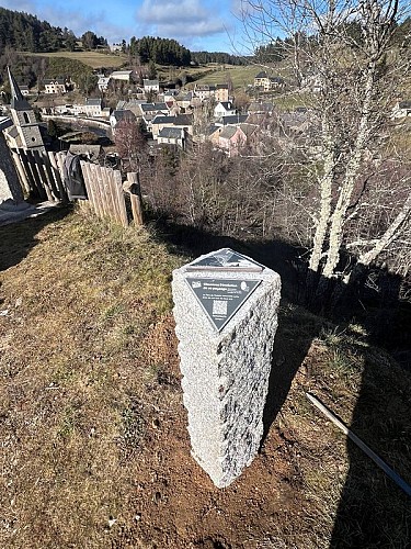 La borne marquant l'emplacement du point d'observation