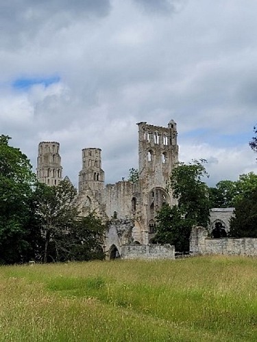 Vue de l’abbaye depuis le parc