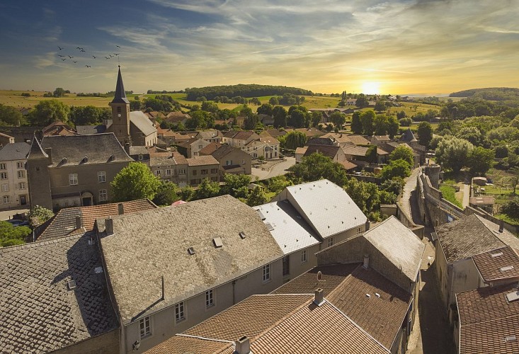 Vue aérienne de Rodemack vers l'église Saint-Nicolas