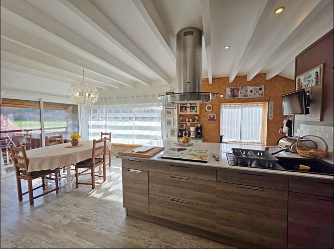 pièce de vie - côté cuisine et salle à manger
