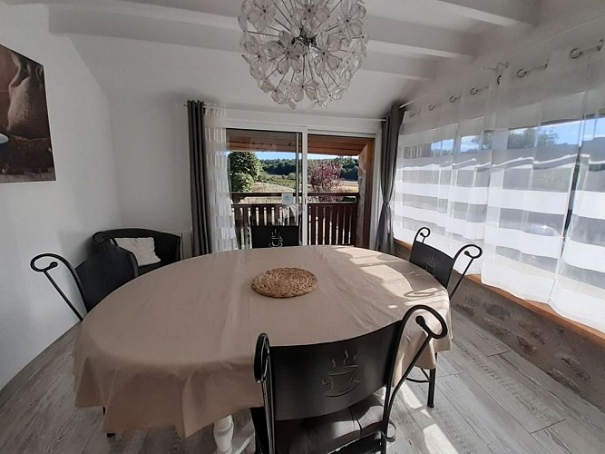 espace repas avec vue sur la campagne