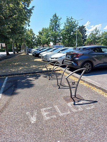 10 Fahrradstellplätze beim Rathaus von Ferney-Voltaire