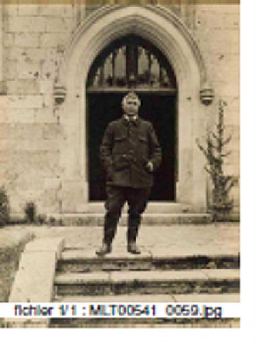 Maurice-Louis Branger, Maurice Maeterlinck sur les marches de l’abbaye Saint-Wandrille, photographie, 1910 