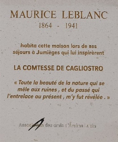 Plaque commémorative dédiée à Maurice Leblanc visible sur la maison