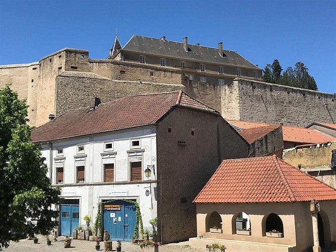 La brasserie avec la place forte en arrière plan
