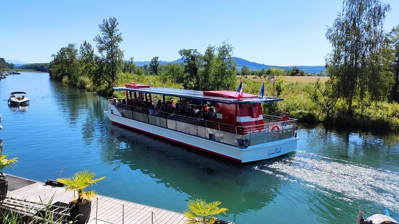 Solar powered boat cruises : le Solely