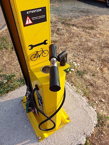 Borne de réparation de vélo Ornex Parc des Hérissons