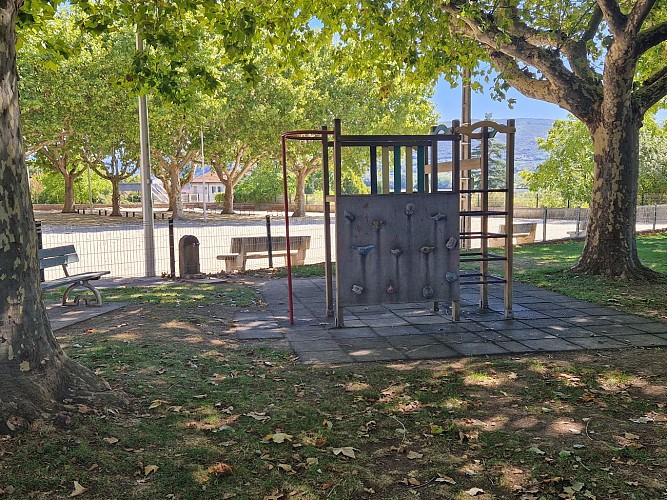 Aire de jeux de l’avenue des Poilus à Peyruis