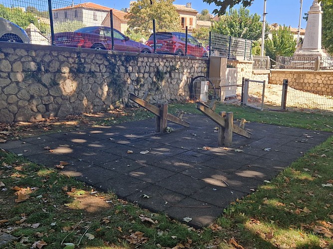 Aire de jeux de l’avenue des Poilus à Peyruis