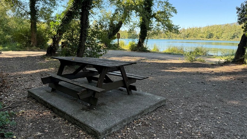 Aire de pique-nique du lac Joël Siguret aux Mées