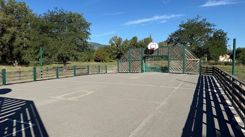 Aire de jeux de l'Espace Perona à Volonne