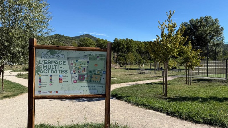 Aire de jeux de l'espace multiactivités à Malijai
