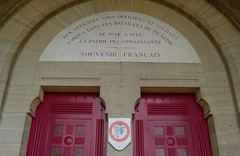 La chapelle du Souvenir Français et les cimetières militaires de Rancourt