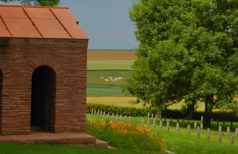 La chapelle du Souvenir Français et les cimetières militaires de Rancourt