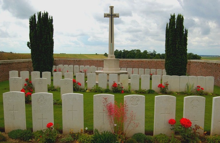 La chapelle du Souvenir Français et les cimetières militaires de Rancourt