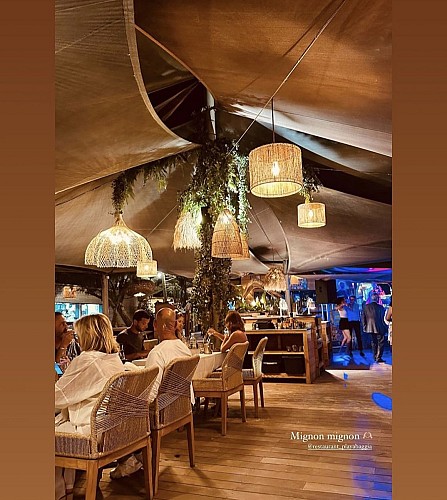 Terrasse couverte du restaurant illuminée avec des couples qui dansent