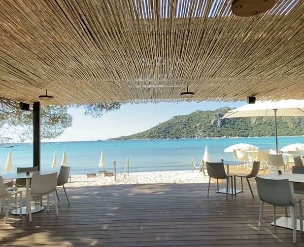 Terrasse extérieure du restaurant donnant sur la plage de Santa Giulia