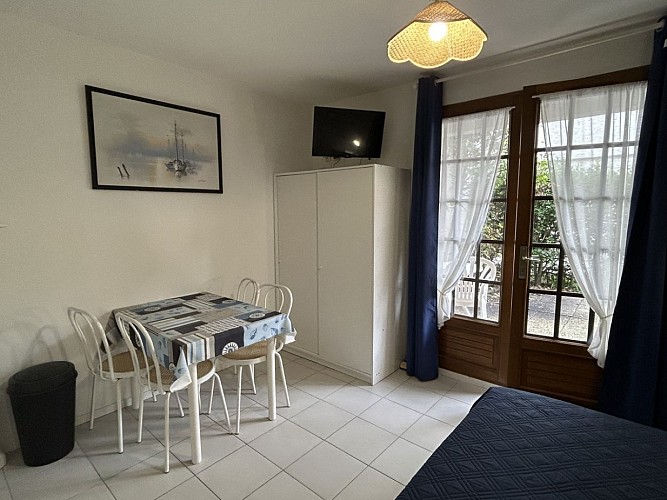 ballabriga-courseulles-sejour-cuisine-entree