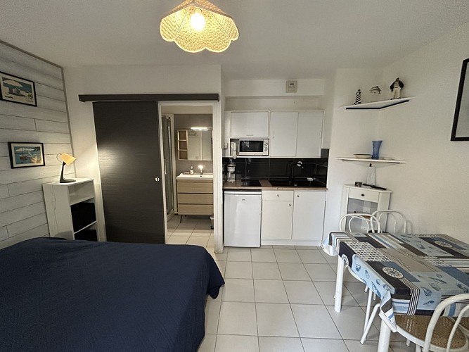 ballabriga-courseulles-sejour-cuisine-vue-densemble