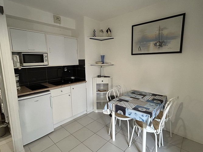 ballabriga-courseulles-sejour-cuisine-table-a-manger