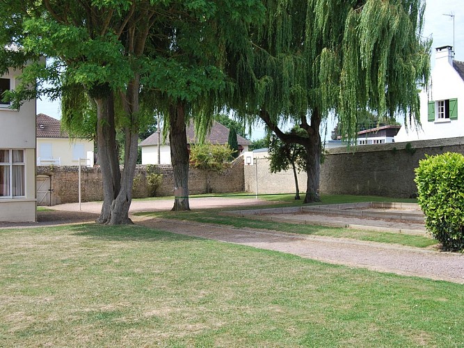 Closerie des Djinns- Terrain-de-basket-et-terrain-de-petanque