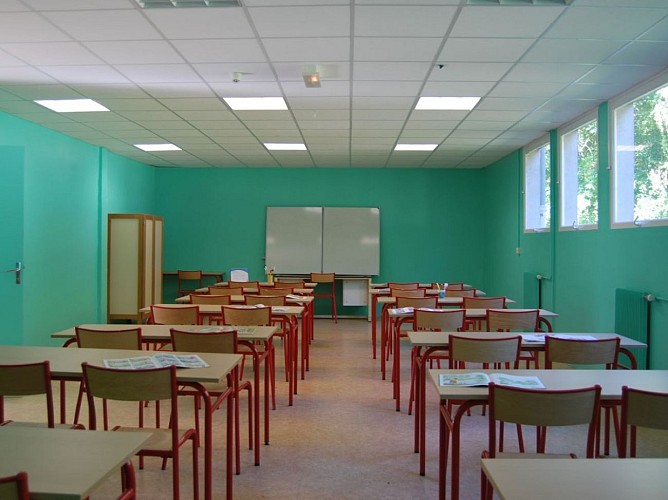 uncmt-tailleville-salle-de-classe-1200