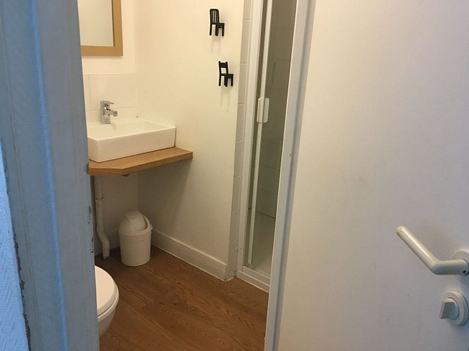 Salle de bain privative dans chaque chambre avec douche, WC et lavabo
