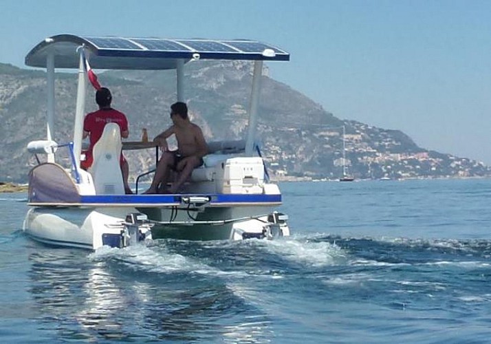 Location d'un bateau solaire entre Nice et Monaco (1h)